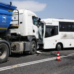 Wypadek na drodze nr 74. Zderzenie autokaru przewożącego dzieci z samochodem przewożącym kruszywo / Marzena Mąkosa / Radio Kielce