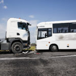 Wypadek na drodze nr 74. Zderzenie autokaru przewożącego dzieci z samochodem przewożącym kruszywo / Marzena Mąkosa / Radio Kielce