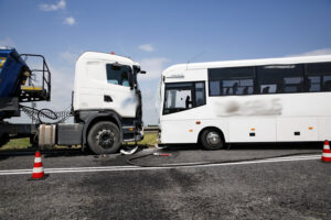 Wypadek na drodze nr 74. Zderzenie autokaru przewożącego dzieci z samochodem przewożącym kruszywo / Marzena Mąkosa / Radio Kielce