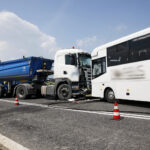 Wypadek na drodze nr 74. Zderzenie autokaru przewożącego dzieci z samochodem przewożącym kruszywo / Marzena Mąkosa / Radio Kielce