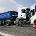 Wypadek na drodze nr 74. Zderzenie autokaru przewożącego dzieci z samochodem przewożącym kruszywo / Marzena Mąkosa / Radio Kielce