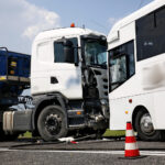 Wypadek na drodze nr 74. Zderzenie autokaru przewożącego dzieci z samochodem przewożącym kruszywo / Marzena Mąkosa / Radio Kielce