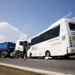 Wypadek na drodze nr 74. Zderzenie autokaru przewożącego dzieci z samochodem przewożącym kruszywo / Marzena Mąkosa / Radio Kielce