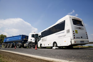 Wypadek na drodze nr 74. Zderzenie autokaru przewożącego dzieci z samochodem przewożącym kruszywo / Marzena Mąkosa / Radio Kielce