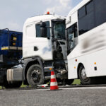 Wypadek na drodze nr 74. Zderzenie autokaru przewożącego dzieci z samochodem przewożącym kruszywo / Marzena Mąkosa / Radio Kielce