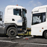 Wypadek na drodze nr 74. Zderzenie autokaru przewożącego dzieci z samochodem przewożącym kruszywo / Marzena Mąkosa / Radio Kielce