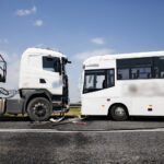 Wypadek na drodze nr 74. Zderzenie autokaru przewożącego dzieci z samochodem przewożącym kruszywo / Marzena Mąkosa / Radio Kielce