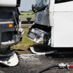 Wypadek na drodze nr 74. Zderzenie autokaru przewożącego dzieci z samochodem przewożącym kruszywo / Marzena Mąkosa / Radio Kielce