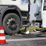 Wypadek na drodze nr 74. Zderzenie autokaru przewożącego dzieci z samochodem przewożącym kruszywo / Marzena Mąkosa / Radio Kielce