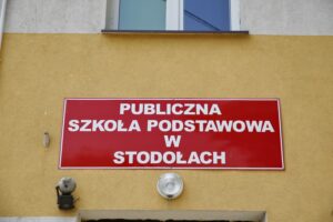 Wypadek na drodze nr 74. Zderzenie autokaru przewożącego dzieci z samochodem przewożącym kruszywo / Marzena Mąkosa / Radio Kielce