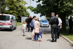 Wypadek na drodze nr 74. Zderzenie autokaru przewożącego dzieci z samochodem przewożącym kruszywo / Marzena Mąkosa / Radio Kielce