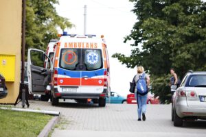 Wypadek na drodze nr 74. Zderzenie autokaru przewożącego dzieci z samochodem przewożącym kruszywo / Marzena Mąkosa / Radio Kielce