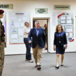 Sejmowa i Senacka Komisja Obrony Narodowej. Senator PiS Jarosław Rusiecki i wojewoda świętokrzyski Agata Wojtyszek / Marzena Mąkosa / Radio Kielce