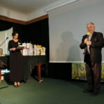 Finał akcji "Pola Nadziei". Na zdjęciu: Magdalena Sitek - Polskie Radio Kielce i ks. dr Stanisław Słowik - dyrektor Caritas Diecezji Kieleckiej / Marzena Mąkosa / Radio Kielce