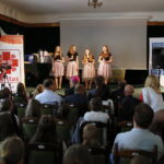 Finał akcji "Pola Nadziei". Kwartet wokalny What`s UP ze Studia Piosenki SAMI Samueli Modzelewskiej i Przemysława Sękowskiegp z MDK Kielce / Marzena Mąkosa / Radio Kielce