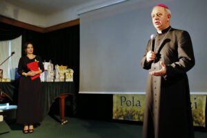 Finał akcji "Pola Nadziei". Na zdjęciu: biskup Jan Piotrowski / Marzena Mąkosa / Radio Kielce