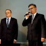 Finał akcji "Pola Nadziei". Andrzej Michalski - Państwowy Fundusz Rehabilitacji Osób Niepełnosprawnych i Tomasz Pleban - wicekurator oświaty  / Marzena Mąkosa / Radio Kielce