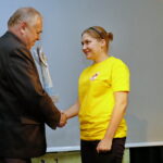 Finał akcji "Pola Nadziei". Wyróżnienie "Anioł Nadziei z Żonkilem" otrzymała Wiktoria Ucig - wolontariuszka w hospicjum na osiedlu Czarnów / Marzena Mąkosa / Radio Kielce