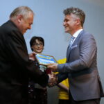 Finał akcji "Pola Nadziei". Specjalne wyróżnienie otrzymał Krzysztof Słoń - senator Prawa i Sprawiedliwości. Na zdjęciu: ks. Stanisław Słowik - dyrektor Caritas Diecezji Kieleckiej i Krzysztof Słoń - senator RP / Marzena Mąkosa / Radio Kielce