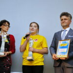 Finał akcji "Pola Nadziei". Na zdjęciu: Joanna Jaworska - nauczycielka ze Szkoły Podstawowej i Niepublicznego Gimnazjum w Brynicy, Wiktoria Ucig - wolontariuszka w hospicjum na osiedlu Czarnów i Krzysztof Słoń - senator RP / Marzena Mąkosa / Radio Kielce