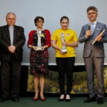 Finał akcji "Pola Nadziei". Na zdjęciu: ks. Stanisław Słowik - dyrektor Caritas Diecezji Kieleckiej, Joanna Jaworska - nauczycielka ze Szkoły Podstawowej i Niepublicznego Gimnazjum w Brynicy, Wiktoria Ucig - wolontariuszka w hospicjum na osiedlu Czarnów i Krzysztof Słoń - senator RP / Marzena Mąkosa / Radio Kielce