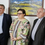 Pralnia Wodna NEMO, prowadzona przez osoby niepełnosprawne. Na zdjęciu: Wojciech Lubawski - prezydent Kielc, Elżbieta Bojanowska - podsekretarz stanu i ks. dr Stanisław Słowik - dyrektor Caritas Diecezji Kieleckiej / Marzena Mąkosa / Radio Kielce