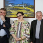 Pralnia Wodna NEMO, prowadzona przez osoby niepełnosprawne. Na zdjęciu: Wojciech Lubawski - prezydent Kielc, Elżbieta Bojanowska - podsekretarz stanu i ks. dr Stanisław Słowik - dyrektor Caritas Diecezji Kieleckiej / Marzena Mąkosa / Radio Kielce