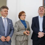 Pralnia Wodna NEMO, prowadzona przez osoby niepełnosprawne. Na zdjęciu: Krzysztof Słoń - senator RP, Agata Wojtyszek - wojewoda świętokrzyski i Wojciech Lubawski - prezydent Kielc / Marzena Mąkosa / Radio Kielce