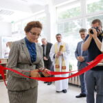 Pralnia Wodna NEMO, prowadzona przez osoby niepełnosprawne. Na zdjęciu: Agata Wojtyszek - wojewoda świętokrzyski / Marzena Mąkosa / Radio Kielce