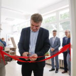 Pralnia Wodna NEMO, prowadzona przez osoby niepełnosprawne. Na zdjęciu: Wojciech Lubawski - prezydent Kielc  / Marzena Mąkosa / Radio Kielce