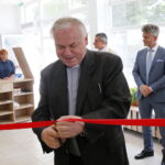 Pralnia Wodna NEMO, prowadzona przez osoby niepełnosprawne. Na zdjęciu:  ks. dr Stanisław Słowik - dyrektor Caritas Diecezji Kieleckiej / Marzena Mąkosa / Radio Kielce