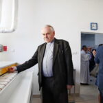 Pralnia Wodna NEMO, prowadzona przez osoby niepełnosprawne. Na zdjęciu:  ks. dr Stanisław Słowik - dyrektor Caritas Diecezji Kieleckiej / Marzena Mąkosa / Radio Kielce