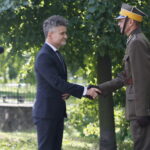 74. rocznica udanego zamachu na Franza Wittka. Oficjalne uroczystości przy pomniku na ulicy Solnej. Krzysztof Słoń - senator RP i Dionizy Krawczyński / Marzena Mąkosa / Radio Kielce