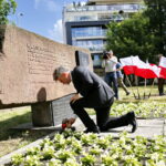 74. rocznica udanego zamachu na Franza Wittka. Oficjalne uroczystości przy pomniku na ulicy Solnej. Znicz składa Krzysztof Słoń - senator RP / Marzena Mąkosa / Radio Kielce