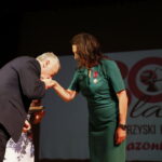 Świętokrzyskie Amazonki świętują 30 lecie istnienia. Na zdjęciu: Andrzej Bętkowski - wicewojewoda świętokrzyski wręcza brązowy krzyż i doktor Agnieszka Florek / Marzena Mąkosa / Radio Kielce