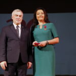 Świętokrzyskie Amazonki świętują 30 lecie istnienia. Na zdjęciu: Andrzej Bętkowski - wicewojewoda świętokrzyski wręcza brązowy krzyż i doktor Agnieszka Florek / Marzena Mąkosa / Radio Kielce