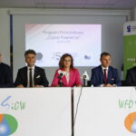 Konferencja prasowa w Wojewódzkim Funduszu Ochrony Środowiska i Gospodarki Wodnej. Podsumowanie dotychczasowych efektów programu "czyste powietrze". Na zdjęciu: Grzegorz Socha - Zastępca Prezes Zarządu Wojewódzkiego Funduszu Ochrony Środowiska i Gospodarki Wodnej w Kielcach, Krzysztof Słoń - Senator RP, Agata Wojtyszek - Wojewoda Świętokrzyski, Ryszard Gliwiński - Prezes Zarządu Wojewódzkiego Funduszu Ochrony Środowiska i Gospodarki Wodnej w Kielcach i Bartłomiej Dorywalski - Doradca Wojewody Świętokrzyskiego / Marzena Mąkosa / Radio Kielce