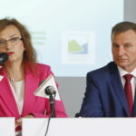 Konferencja prasowa w Wojewódzkim Funduszu Ochrony Środowiska i Gospodarki Wodnej. Podsumowanie dotychczasowych efektów programu "czyste powietrze". Na zdjęciu: Agata Wojtyszek - Wojewoda Świętokrzyski i Ryszard Gliwiński - Prezes Zarządu Wojewódzkiego Funduszu Ochrony Środowiska i Gospodarki Wodnej w Kielcach / Marzena Mąkosa / Radio Kielce
