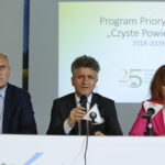 Konferencja prasowa w Wojewódzkim Funduszu Ochrony Środowiska i Gospodarki Wodnej. Podsumowanie dotychczasowych efektów programu "czyste powietrze". Na zdjęciu: Grzegorz Socha - Zastępca Prezes Zarządu Wojewódzkiego Funduszu Ochrony Środowiska i Gospodarki Wodnej w Kielcach, Krzysztof Słoń - Senator RP i Agata Wojtyszek - Wojewoda Świętokrzyski / Marzena Mąkosa / Radio Kielce