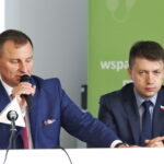 Konferencja prasowa w Wojewódzkim Funduszu Ochrony Środowiska i Gospodarki Wodnej. Podsumowanie dotychczasowych efektów programu "czyste powietrze". Ryszard Gliwiński - Prezes Zarządu Wojewódzkiego Funduszu Ochrony Środowiska i Gospodarki Wodnej w Kielcach i Bartłomiej Dorywalski - Doradca Wojewody Świętokrzyskiego / Marzena Mąkosa / Radio Kielce