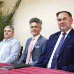 Spotkanie wicemarszałka i szefa klubu parlamentarnego PiS, Ryszarda Terleckiego z mieszkańcami Gnojna. Bogdan Latosiński - poseł PiS, Krzysztof Słoń - senator RP, Marek Kwitek - poseł PIS / Marzena Mąkosa / Radio Kielce