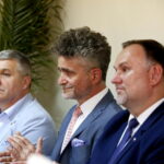 Spotkanie wicemarszałka i szefa klubu parlamentarnego PiS, Ryszarda Terleckiego z mieszkańcami Gnojna. Na zdjęciu: Bogdan Latosiński - poseł PiS, Krzysztof Słoń - senator PiS, Marek Kwitek - poseł PiS  / Marzena Mąkosa / Radio Kielce