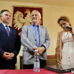 Spotkanie wicemarszałka i szefa klubu parlamentarnego PiS, Ryszarda Terleckiego z mieszkańcami Gnojna. Andrzej Kryj - poseł PiS, Ryszard Terlecki - wicemarszałek PiS i Agata Wojtyszek - wojewoda świętokrzyski  / Marzena Mąkosa / Radio Kielce