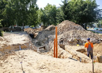 Budowa nowej niecki fontanny przy skrzyżowaniu Źródłowej z Sandomierską / Marzena Mąkosa / Radio Kielce