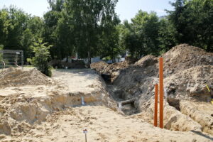 Budowa nowej niecki fontanny przy skrzyżowaniu Źródłowej z Sandomierską / Marzena Mąkosa / Radio Kielce