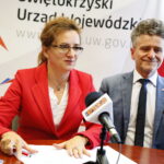 Podsumowanie "Korowodu niepodległości". Na zdjęciu: Agata Wojtyszek - wojewoda świętokrzyski i Krzysztof Słoń - senator RP / Marzena Mąkosa / Radio Kielce