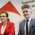 Podsumowanie "Korowodu niepodległości". Na zdjęciu: Agata Wojtyszek - wojewoda świętokrzyki i Krzysztof Słoń - senator RP / Marzena Mąkosa / Radio Kielce