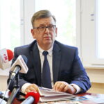 Podsumowanie "Korowodu niepodległości". Na zdjęciu: Tomasz Pleban - wicekurator oświaty / Marzena Mąkosa / Radio Kielce