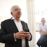 Uczniowie ze Szkoły Podstawowej w Mircu na wycieczce w Sejmie. Na zdjęciu: Krzysztof Lipiec - poseł PiS / Marzena Mąkosa / Radio Kielce