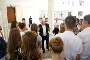 Uczniowie ze Szkoły Podstawowej w Mircu na wycieczce w Sejmie / Marzena Mąkosa / Radio Kielce